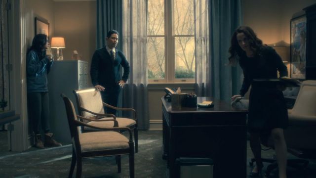 The sweater dress of Shirley Crain (Elizabeth Reaser) in The Haunting of Hill House (S01E02)