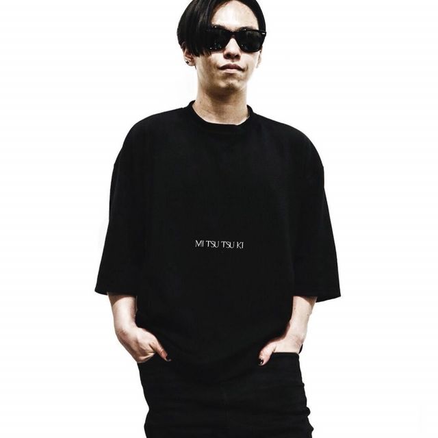 Le t-shirt noir Mitsu Tsuki de sur le compte instagram de @momiken_spyair