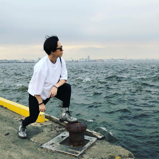 Les Doc Martens noires et blanches de Momiken sur le compte instagram de @momiken_spyair