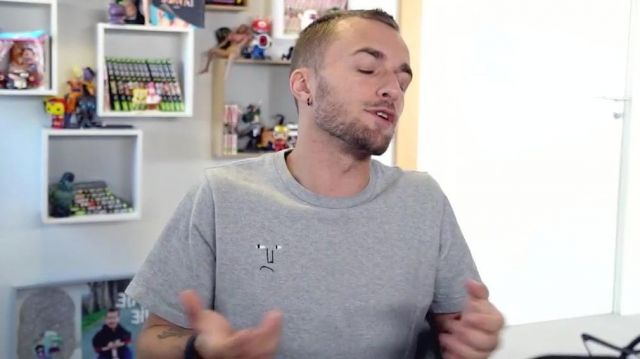 Le t-shirt gris Lazy Oaf porté par Squeezie dans sa vidéo YouTube UN MYSTÈRE NON RÉSOLU