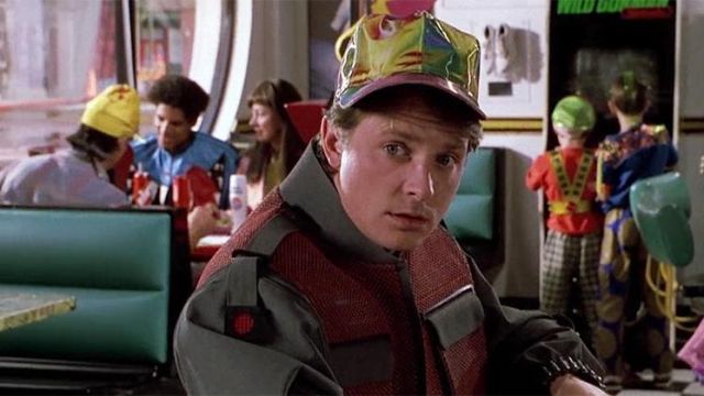 La gorra multicolor de Marty Mcfly (Michael J. Fox) en Regreso al futuro II