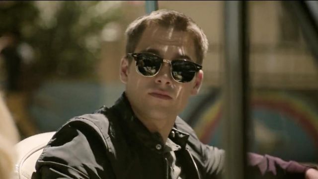 Sunglasses from Henry Richmond Sprayberry) in Light as a Feather (S01E01) |