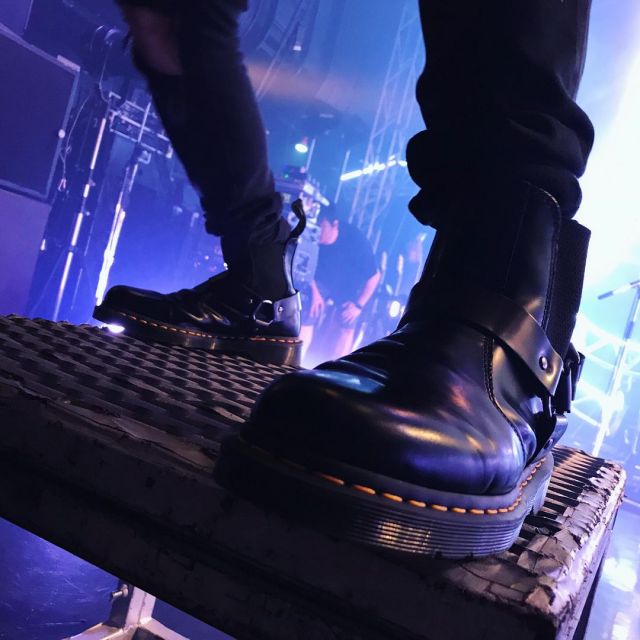 Les bottes noires à boucles de Momiken sur le compte instagram de @momiken_spyair