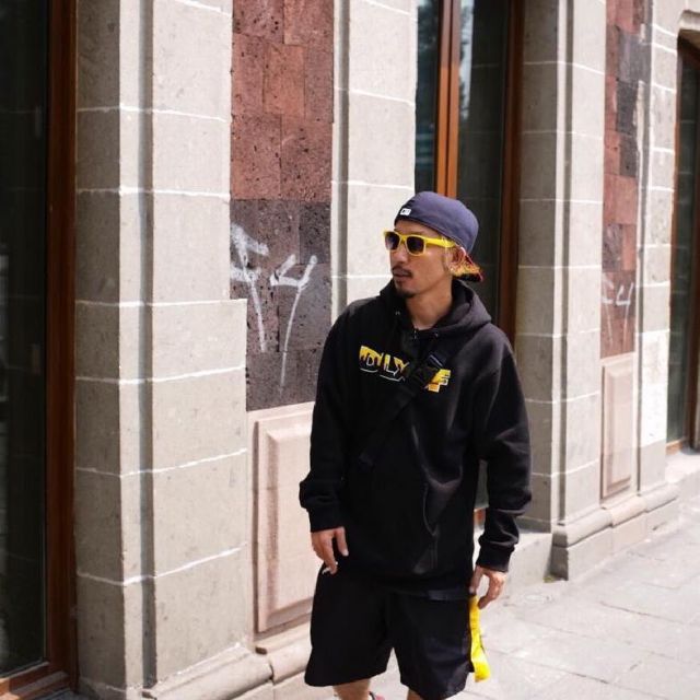 Les lunettes de soleil jaunes de Uz sur le compte instagram de @uzspyair