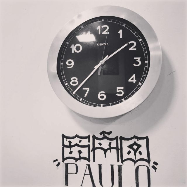 L'horloge murale cadran noir Kienzle sur le compte instagram de @i_k_e_spyair