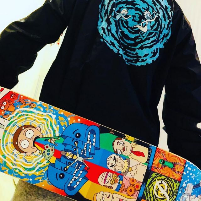 La veste noire motif bleu Rick & Morty sur le compte Instagram de @i_k_e_s­pyair