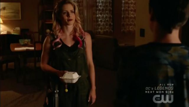 Overalls khaki Bella Dahl worn by Felicity Smoak (Emily Bett Rickards) in Arrow S07E01