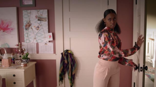 The blouse, pink satin with flowers H&M Anissa Pierce (Nafessa Williams) in Black Lightning S01E09