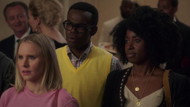Le top BP. beige porté par Simone Garnett (Kirby Howell-Baptiste) dans The Good Place S03E03