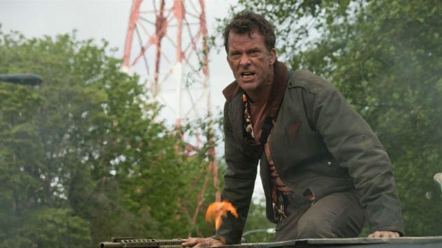 The bomber khaki Baxley (Thomas Jane) in The Predator
