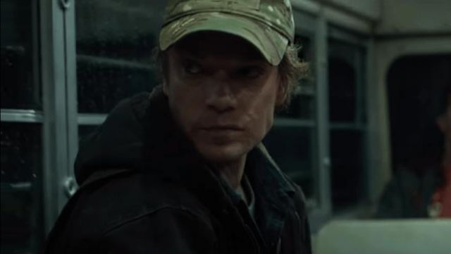 The cap multicam Lynch (Alfie Allen) in The Predator