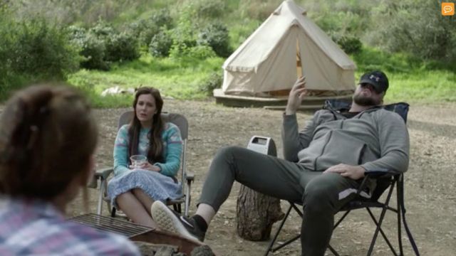 La casquette Under Armour noire de Joe (Chris Sullivan) dans Camping S01E01