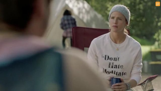 "Ne les déteste pas méditer" chandail porté par Kathryn (Jennifer Garner) comme on le voit dans le Camping S01E01