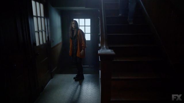Le gilet Urban Outfitters orange de Zoe Benson (Taissa Farmiga) dans American Horror Story S08E06