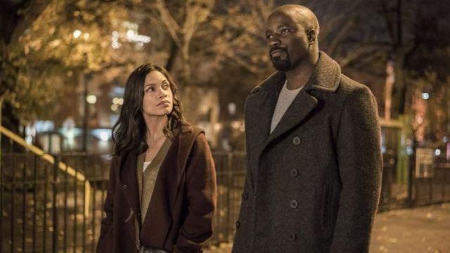 Gabardina de lana usada por Luke Cage (Mike Colter) como se ve en Luke Cage S01E07 de Marvel