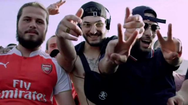 Le maillot Puma de l'équipe d'Arsenal dans le clip Ma 6t a craqué de Kpoint feat. Ninho