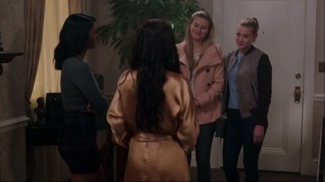 The bomber jacket Zara Betty Cooper (Lili Reinhart) in Riverdale S01E07