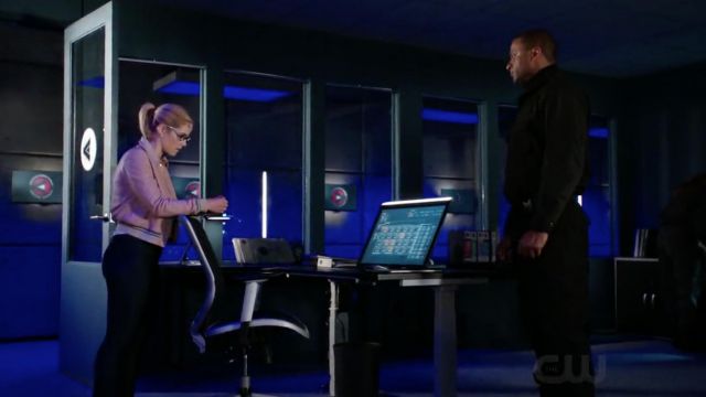 The bomber jacket pink leather Sandro worn by Felicity Smoak (Emily Bett Rickards) in Arrow S07E02