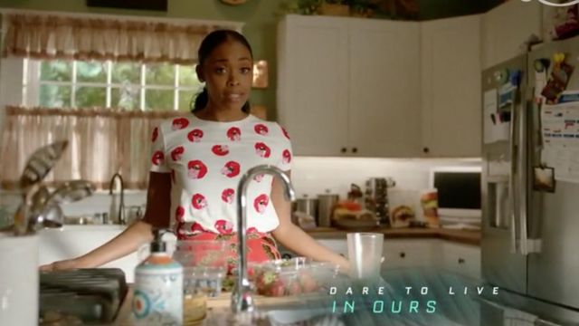The white top with a printed Alice + Olivia x Donald Robertson worn by Anissa Pierce (Nafessa Williams) in Black Lightning S02E03