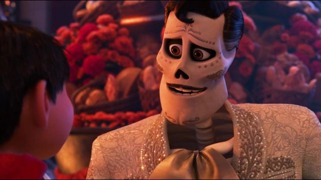 The temporary tattoos of Ernesto de la Cruz (Benjamin Bratt) in Coco