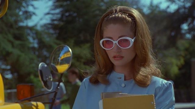 Julie Freeman (Rebecca Gayheart) des lunettes de soleil comme on le voit dans Jawbreaker