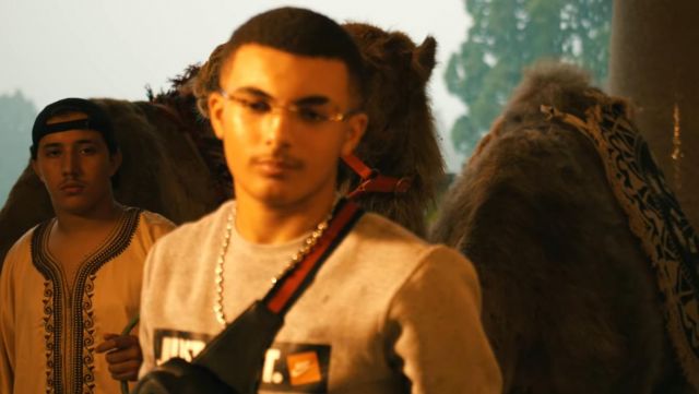 Le sweatshirt gris Nike 'Just Do It' porté par RK dans son clip 24 Carats