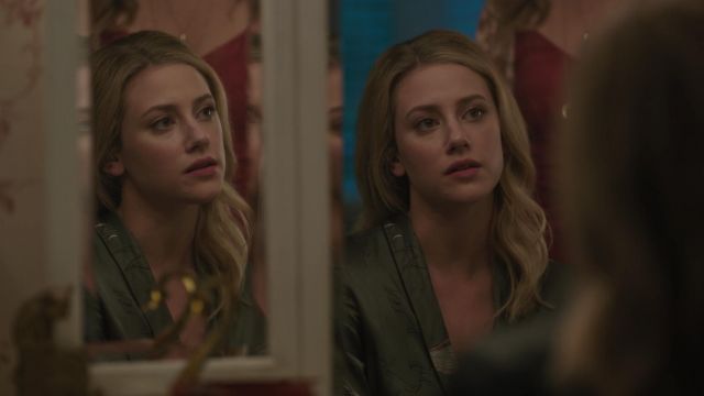 The dressing gown in silk Wilfred worn by Betty Cooper (Lili Reinhart) in Riverdale S03E03