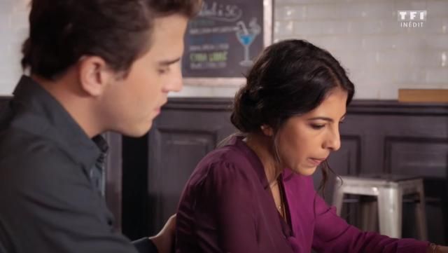 The blouse violet bicolor Soraya (Kenza Saib Couton) in Tomorrow belongs to us S01E311