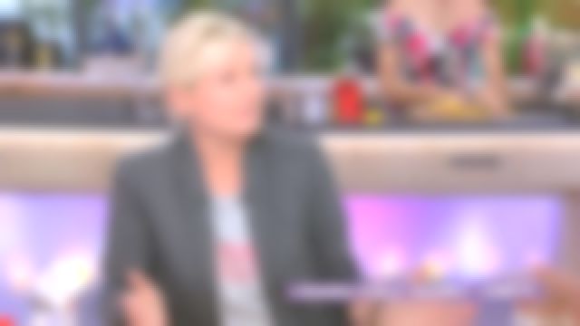 Le T-shirt ROUGE BAISER de Anne-Élisabeth Lemoine dans C à vous du 03/10/2018