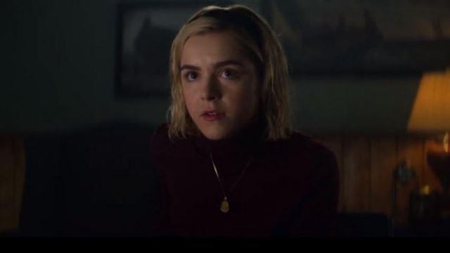 Bourgogne pull à col roulé porté par Sabrina Spellman (Kiernan Shipka) comme on le voit dans de Refroidissement Aventures de Sabrina S01E01