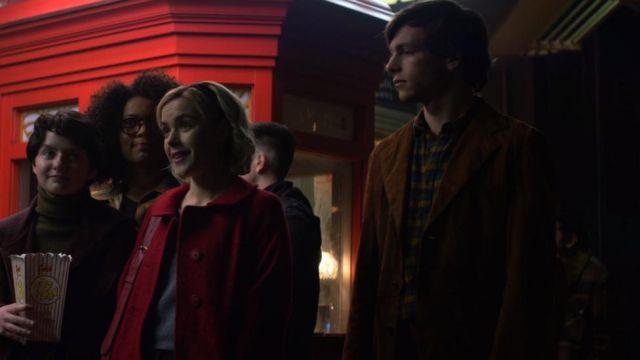Le manteau d'Harvey Kinkle (Ross Lynch) dans Les Nouvelles Aventures de Sabrina (S01E01)