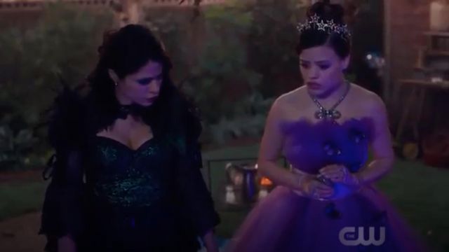 Le costume de bal vert créé par Mandi Line porté par Mel Vera (Melonie Diaz) dans Charmed S01E03