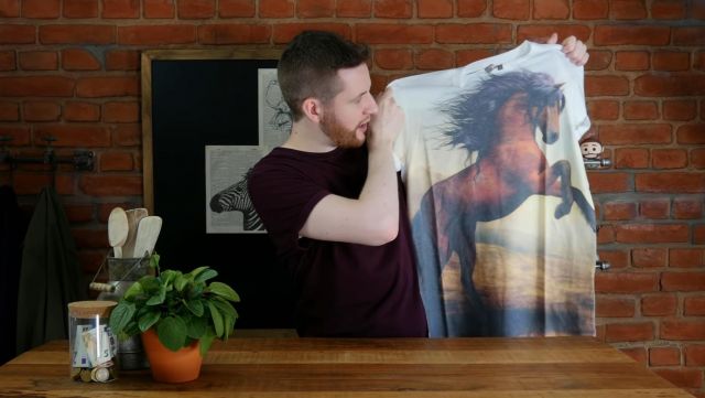 Le t-shirt avec un imprimé cheval de chez Asos présenté par Alexandre Calvez dans sa vidéo J'ESSAYE LES PIRES FRINGUES ASOS
