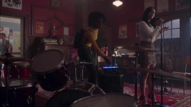 The skirt from Zara worn by Veronica Lodge (Camila Mendes) in Riverdale S02E11