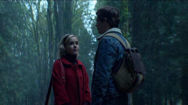 The backpack of Harvey Kinkle (Ross Lynch) in The New Adventures of Sabrina (S01E01)