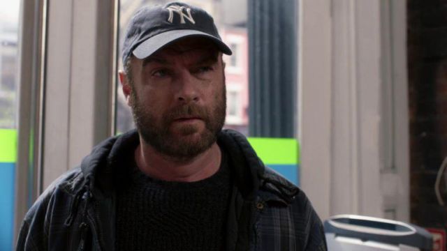 The cap of the New York Yankees worn by Ray Donovan (liev view Schreiber) in Ray Donovan S06E01