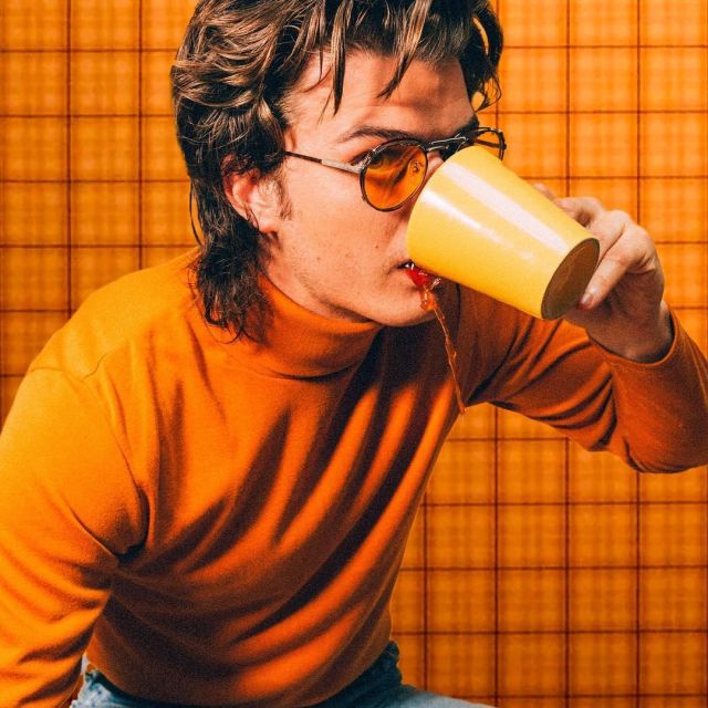 The t-shirt with long sleeves and turtleneck orange Raf Simons of Joe Keery on the account Instagram @elliotliss