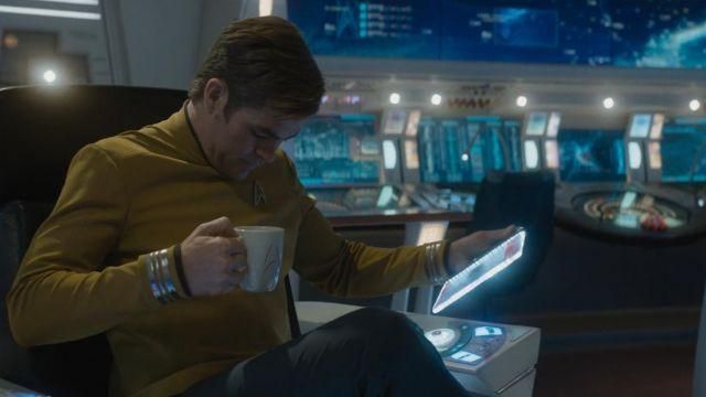 The cup of the Captain James T. Kirk (Chris Pine) in Star Trek : No Limits