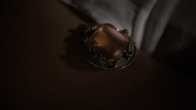 Le talisman de Bonnie Benett (Kat Graham) dans The Vampires Diaries S01E08