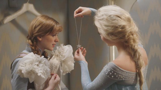 Le collier de la Princess Anna of Arendelle (Elizabeth Lail) dans Once Upon A Time S04E01