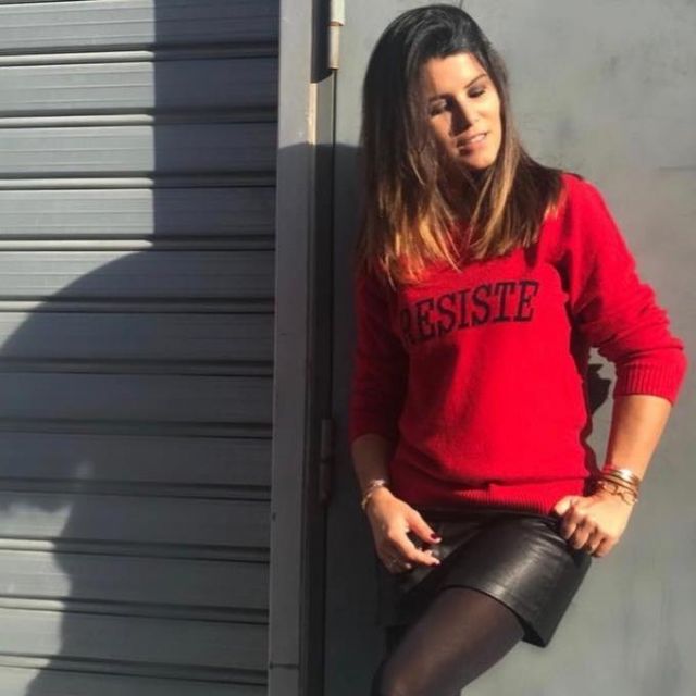 Le pull en cachemire rouge résiste de Karine Ferri sur le compte instagram de @karineferri