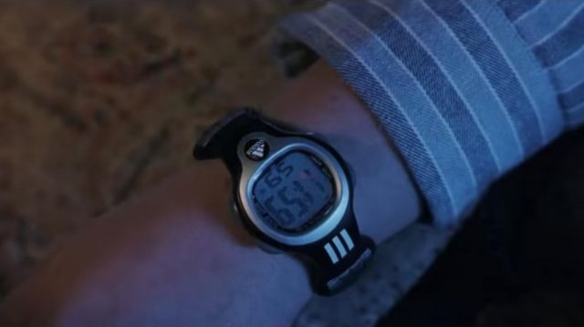 La montre Adidas de Dudley (Harry Melling) une minute avant le 11ème anniversaire de Harry dans Harry Potter à l'école des sorciers