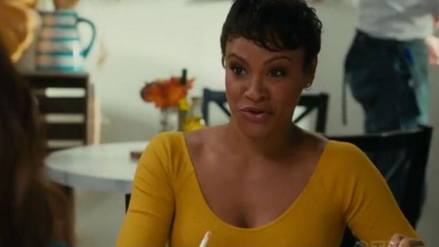 Le top jaune de Angela (Carly Hughes) dans American Housewife (S03E05)
