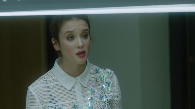 Dentelle Chemise Blanche portée par Marina (María Pedraza) comme on le voit dans l'Élite S01E01