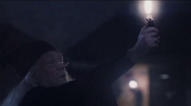 Deluminator utilisé par Albus Dumbledore (Richard Harris) comme on le voit dans Harry Potter et la Pierre du Sorcier