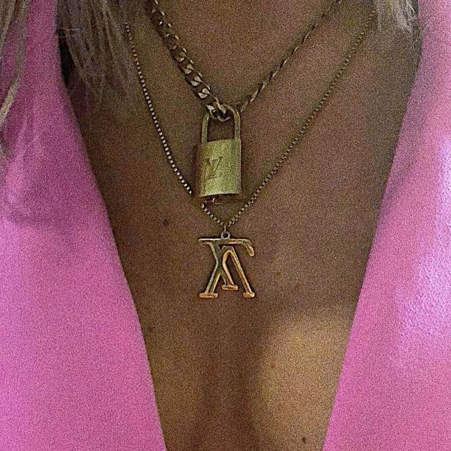 Le collier Louis Vuitton inversé de Jesy Nelson aux MTV EMAs 2018 à Bilbao