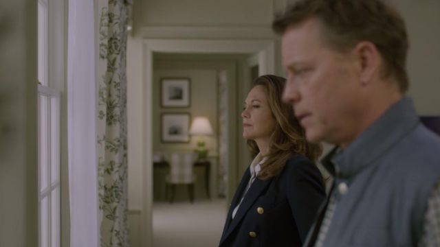The navy blue blazer of Annette Shepherd (Diane Lane) in House of Cards S06E03