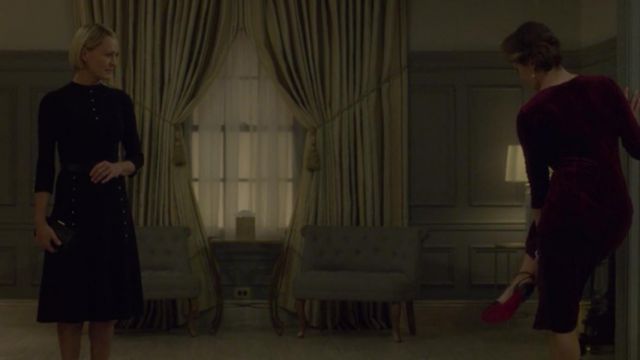 La robe noire cloutée de Claire Underwood (Robin Wright) dans House of Cards S06E02