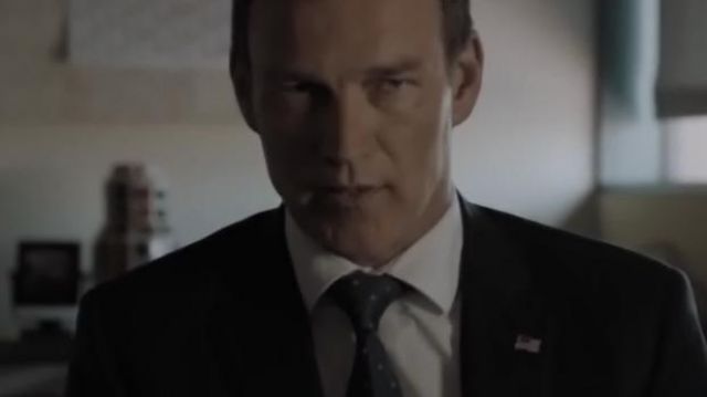 American flag pin worn by Reed Strucker (Stephen Moyer) as seen in The Gifted S01E01