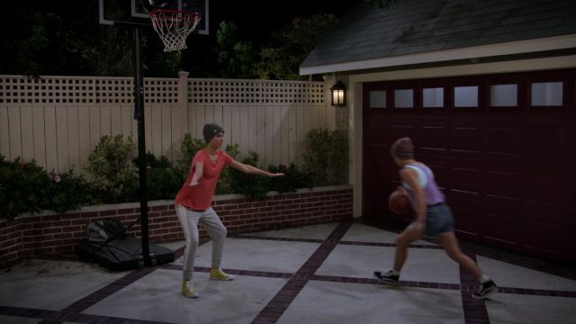 The pair of sneakers Converse All Star yellow worn by Katie Cooper (Isabel May) in Alexa & Katie S01E03